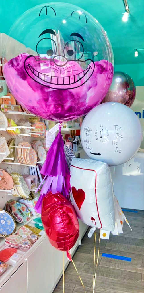 Bouquet Alice in Wonderland Burbuja Gigante Pintada + Orbz + Heart + Ace of Hearts Balloon
