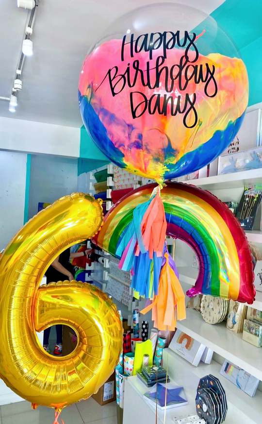 Bouquet Burbuja Gigante Pintada + Iridescent Rainbow + Números Gigantes
